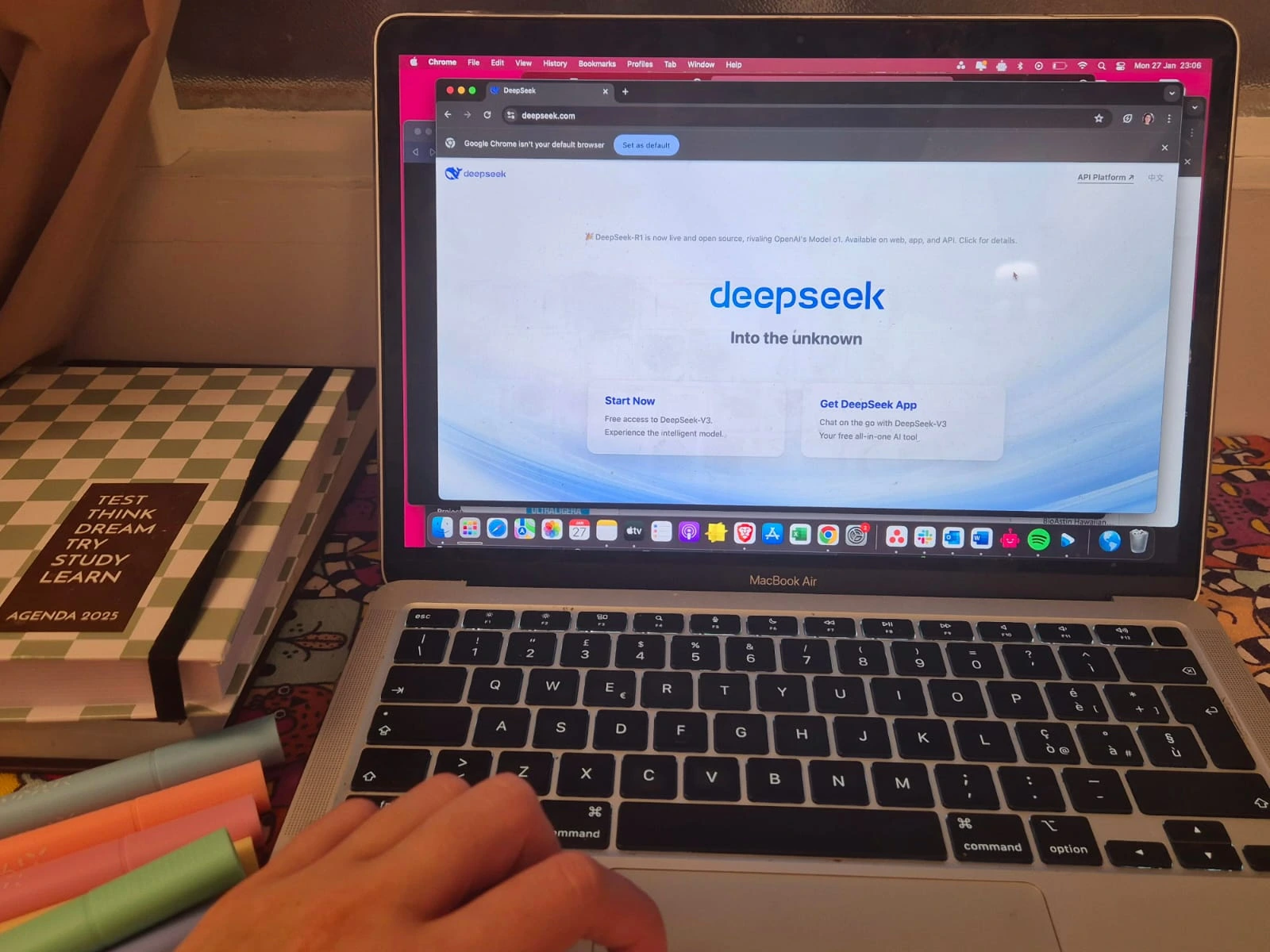 DeepSeek在网络攻击后限制注册